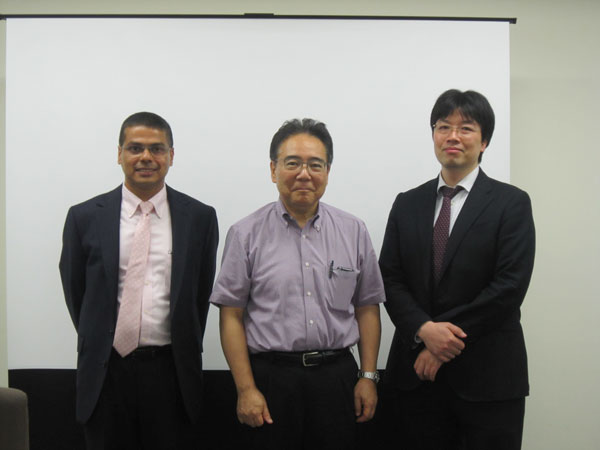 三部先生、アシッシ・ジェジュルカール先生と石川代表が渥美坂井法律事務所にて撮影