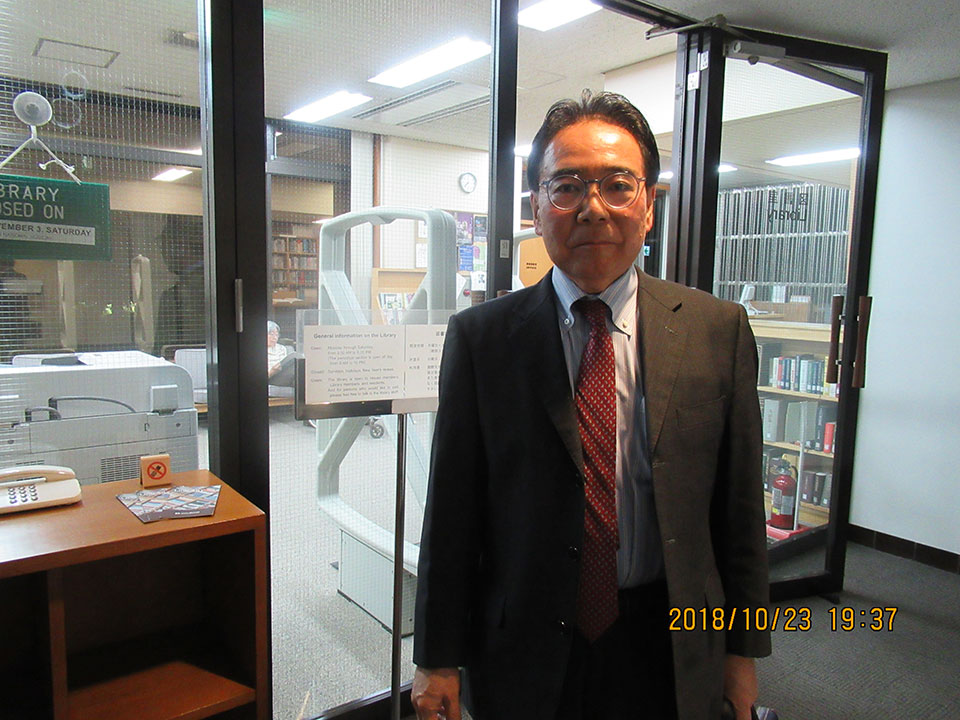 国際文化会館内の図書館の前で撮影　石川代表