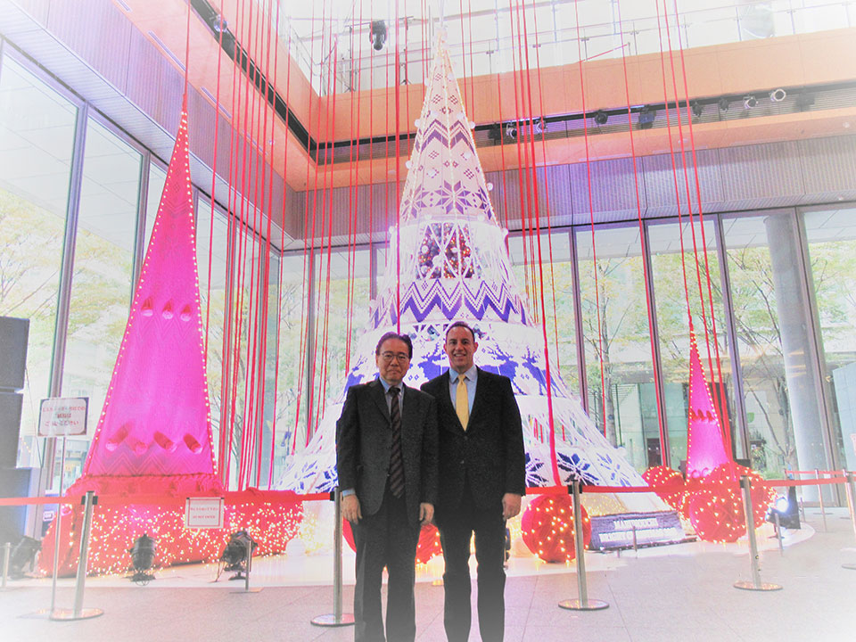 ソロミタ弁護士と石川代表 丸の内ビルのクリスマスツリーの前で