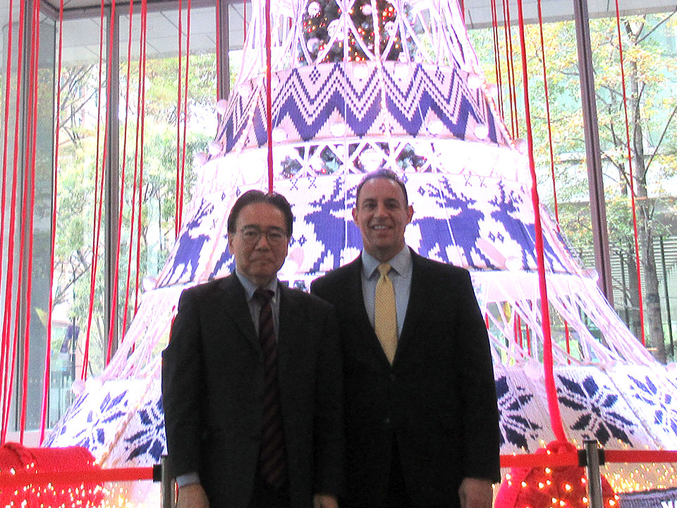 ソロミタ弁護士と石川代表 丸の内ビルのクリスマスツリーの前で