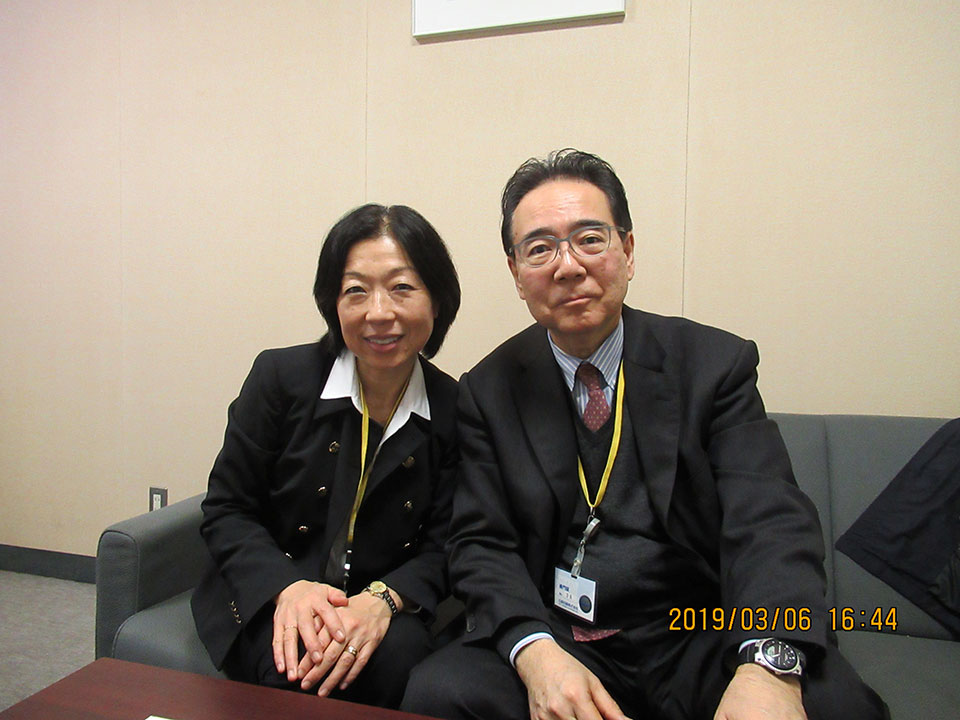 ナンシー弁護士と石川代表　　訪問先の企業の応接にて撮影