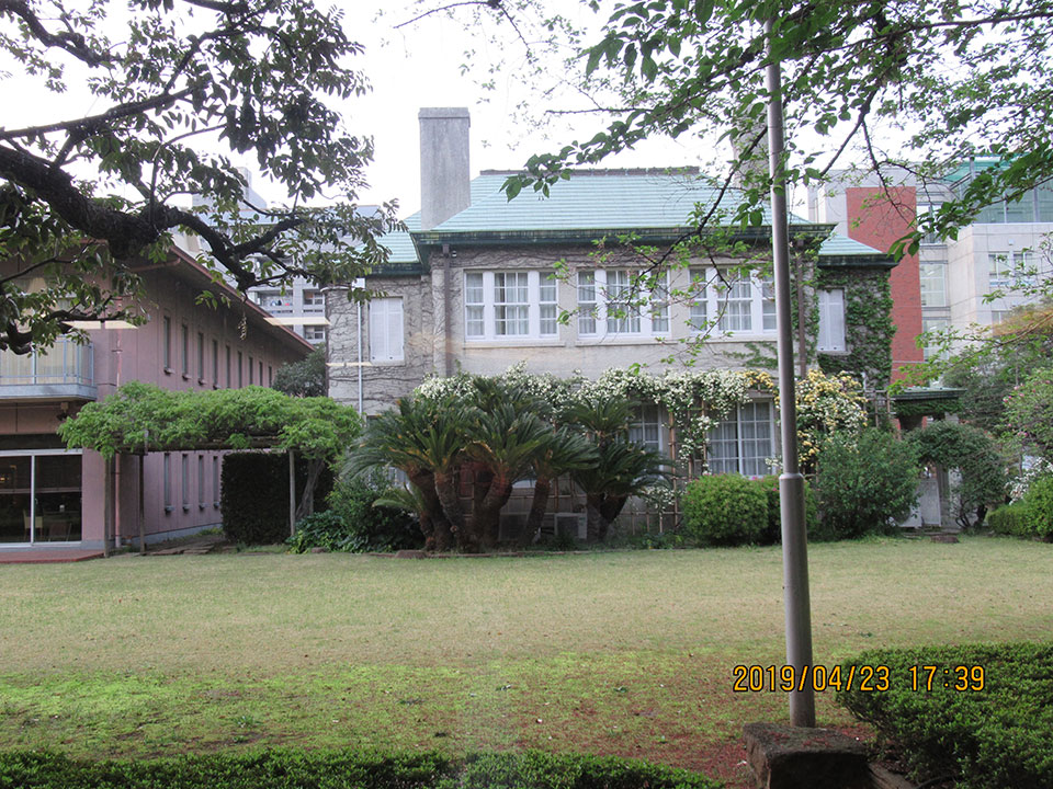 会場の太刀川記念館の外観と庭